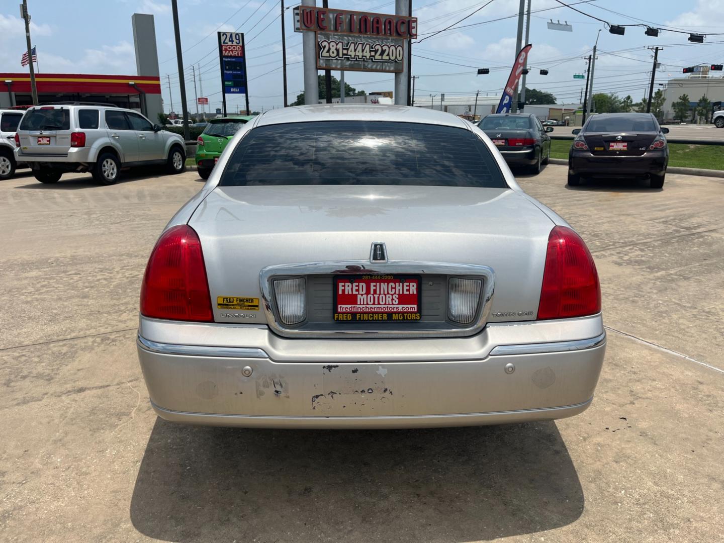 2004 SILVER /TAN Lincoln Town Car Signature (1LNHM81W54Y) with an 4.6L V8 SOHC 16V engine, 4-Speed Automatic Overdrive transmission, located at 14700 Tomball Parkway 249, Houston, TX, 77086, (281) 444-2200, 29.928619, -95.504074 - Photo#5